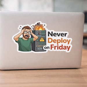 Op de afbeelding: Een sticker op een laptop toont een gestreste persoon, een server in brand en de tekst "Never Deploy on Friday". De sticker is wit met een cartoonachtig ontwerp.