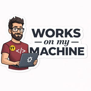 Könnte beinhalten: Ein Aufkleber mit einer Cartoon-Illustration einer Person mit Brille und Bart, die einen Laptop hält. Die Person trägt ein weinrotes T-Shirt mit einem gelben IT-Abzeichen und Codesymbolen. Der Text "WORKS on my MACHINE" ist in Schwarz dargestellt.