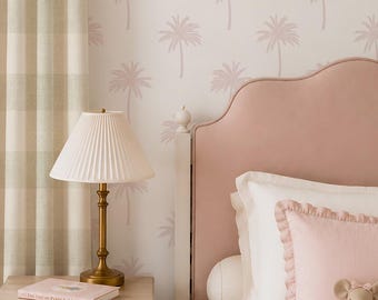 Papel pintado rosa palo con palmeras: decoración suave de estilo tropical y costero para el dormitorio de niñas, la habitación infantil y el baño.