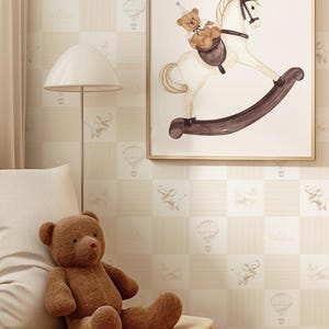 Carta da parati a quadretti beige per cameretta dei bambini con motivo a elefante, aeroplano, mongolfiera e nuvole in stile toile de voyage.