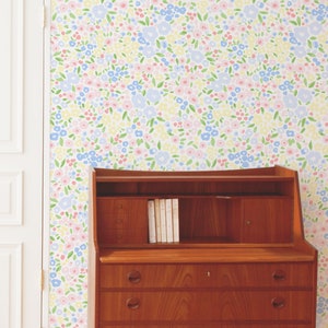 Carta da parati per bambini Carta da parati con prato fiorito colorato, carta da parati floreale per camera da letto e dormitorio per ragazze adolescenti, rosa/blu/giallo