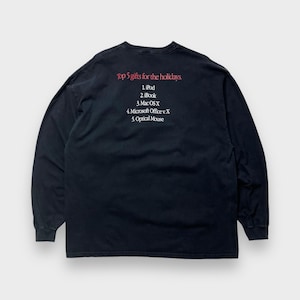 Pode incluir: Camiseta preta de manga comprida com texto branco que diz "Top 5 gifts for the holidays." O texto lista os seguintes itens: 1. iPod, 2. iBook, 3. Mac OS X, 4. Microsoft Office v. X, 5. Optical Mouse.