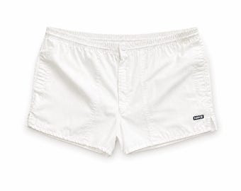 Pantalones cortos de tenis Nike vintage de los años 80 y 90, cintura elástica con cordón, bolsillos y etiqueta gris con el logo.