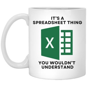 Könnte beinhalten: Weiße Kaffeetasse mit einem grünen Microsoft Excel-Logo und dem Text "Das ist ein Tabellenkalkulationsprogramm, du würdest es nicht verstehen".