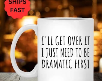 Tazza Divertente In Ceramica 325 Ml – I'll Get Over It I Just Need To Be Dramatic First! – Regalo Ufficio Per Colleghi