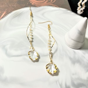Shell dangle earrings/Pearl earrings/ocean style/Drop/hook wire/Delicate earrings/gift/Handmade/Gorgeous