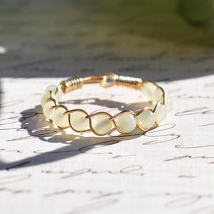 Anillo trenzado de jade verde: delicada banda de cristal, anillo apilable de piedras preciosas, regalo de joyería único