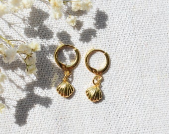 Seashell Huggie Hoops, Seashell Earrings, Gold Hoops, Gold Earrings, Scallop Shell Huggie Hoop Earrings, Seashell Jewelry