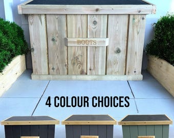 Può includere: Una scatola di legno per riporre oggetti con un coperchio nero e un cartello che dice "BOOTS". La scatola è mostrata in quattro colori diversi: legno naturale, grigio scuro, grigio chiaro e verde.