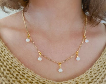 Boho Kette in Gold mit kleinen Perlen Anhängern in Weiss • facettierte Glasperlen • kurze Halskette • layering