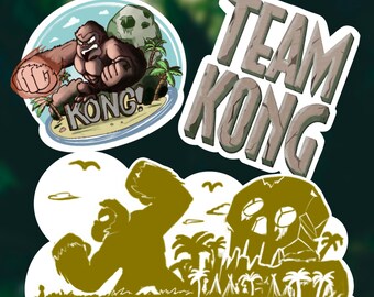 Può includere: Tre adesivi con un gorilla dei cartoni animati, un teschio e ossa incrociate e il testo "Team Kong". L'adesivo del gorilla è marrone e ha il testo "Kong!" sotto. L'adesivo del teschio e delle ossa incrociate è marrone e bianco. L'adesivo "Team Kong" è marrone e ha una texture di pietra screpolata.