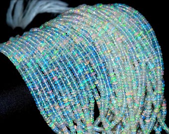 Puede incluir: Una hebra de cuentas de ópalo iridiscente, con una mezcla de tonos blancos, azules y verdes. Las cuentas son pequeñas y redondas, perfectas para la elaboración de joyas.