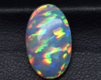 3.6 Carat Oval Äthiopischer Opal Cabochon, Multi Fire Galaxy Opal