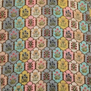 Peut inclure: Un tissu &agrave; motifs avec un motif floral r&eacute;p&eacute;t&eacute;. Le motif pr&eacute;sente des fleurs roses, bleues, jaunes et p&ecirc;che, sur un fond gris, turquoise et beige. Le motif est sym&eacute;trique et orn&eacute;, avec un arrangement floral d&eacute;taill&eacute;.