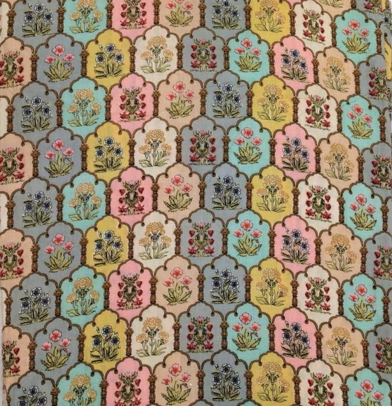 Peut inclure: Un tissu &agrave; motifs avec un motif floral r&eacute;p&eacute;t&eacute;. Le motif pr&eacute;sente des fleurs roses, bleues, jaunes et p&ecirc;che, sur un fond gris, turquoise et beige. Le motif est sym&eacute;trique et orn&eacute;, avec un arrangement floral d&eacute;taill&eacute;.