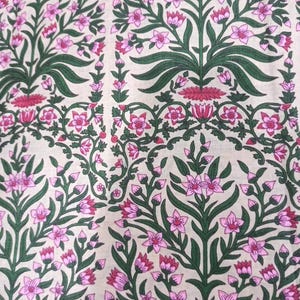 Peut inclure: Tissu &agrave; motifs floraux r&eacute;p&eacute;t&eacute;s. Le motif pr&eacute;sente des fleurs roses, des feuilles et des tiges vertes sur un fond cr&egrave;me. Le motif est sym&eacute;trique et d&eacute;taill&eacute;. Les &eacute;l&eacute;ments floraux sont stylis&eacute;s.