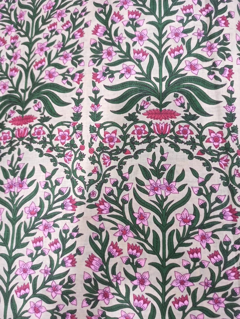 Peut inclure: Tissu &agrave; motifs floraux r&eacute;p&eacute;t&eacute;s. Le motif pr&eacute;sente des fleurs roses, des feuilles et des tiges vertes sur un fond cr&egrave;me. Le motif est sym&eacute;trique et d&eacute;taill&eacute;. Les &eacute;l&eacute;ments floraux sont stylis&eacute;s.