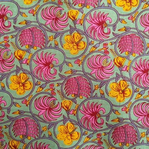 Może przedstawiać: Powtarzający się wzór stylizowanych kwiatów i liści w kolorze różowym, żółtym i szarym na jasnym zielonym tle. Projekt przedstawia duże, otwarte kwiaty i wirujące pnącza, tworząc żywy wzór tekstylny.