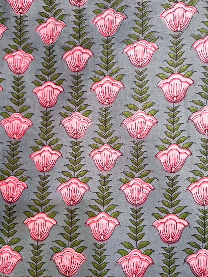 Peut inclure: Un tissu &agrave; motif r&eacute;p&eacute;t&eacute; de fleurs roses et de feuilles vertes sur fond gris. Les fleurs stylis&eacute;es pr&eacute;sentent des contours d&eacute;taill&eacute;s, cr&eacute;ant un design sym&eacute;trique et attrayant. Id&eacute;al pour les textiles ou la d&eacute;coration int&eacute;rieure.