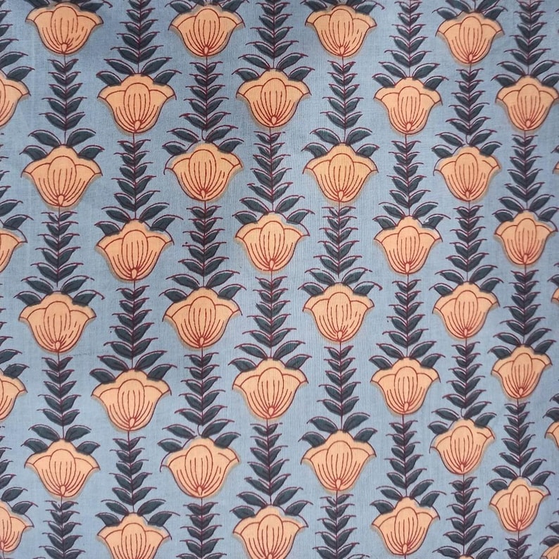 Peut inclure: Motif floral r&eacute;p&eacute;t&eacute; sur fond bleu clair. Les fleurs sont de couleur p&ecirc;che avec des contours rouges, et les feuilles sont bleu-vert fonc&eacute;. Le motif est sym&eacute;trique, cr&eacute;ant un motif textile floral.