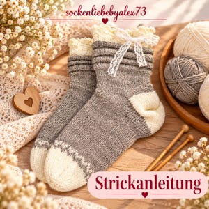 Könnte beinhalten: Ein Paar gestrickte Socken in Grau und Creme mit gerüschtem Bündchen, einer weißen Spitzen-Schleife und einem Zickzackmuster an der Spitze. Der Text "sockenliebebyalex73" und "Strickanleitung" ist auf dem Bild zu sehen.
