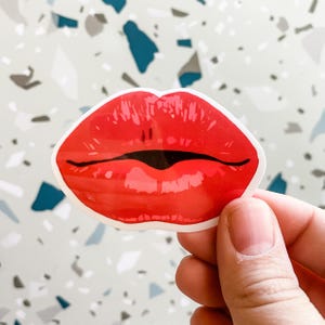 Rode lip klassieke VAATWASSERVEILIGE sticker | Cadeau voor moeder | Cadeau voor vriendin | Taylor Swift en Travis Kelce-merchandise | MUA-cadeaus | Kleurrijk