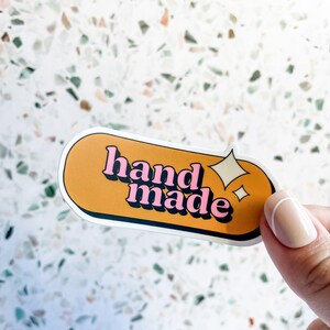 Vinyl "handgemaakte" badge VAATWASSERVEILIG sticker | Cadeau voor creatievelingen, creatievelingen | Kleurrijke leuke sticker | Heldere, opvallende en prachtige vinylsticker