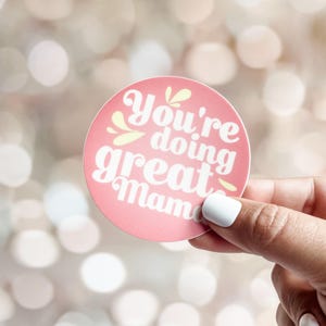 Lo estás haciendo genial, mamá. Pegatina impermeable. Regalos para mamás. Pegatina para mamás primerizas. Regalos para mamás primerizas.