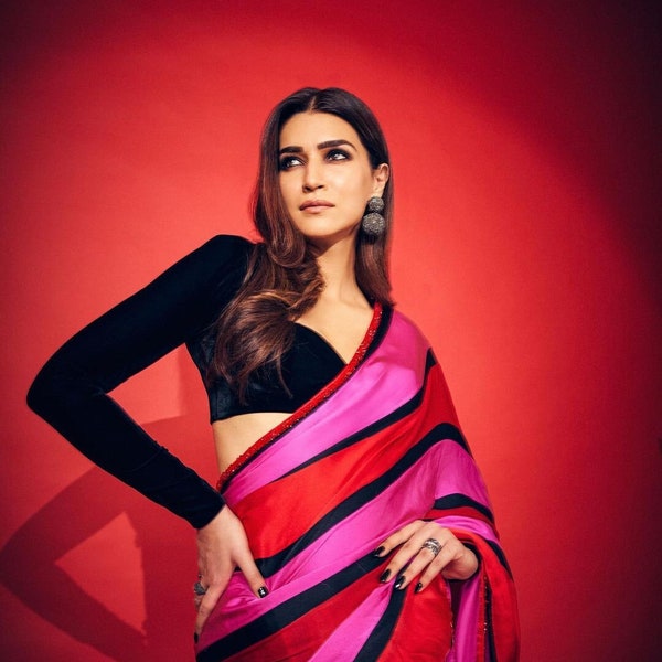 Vorgenähte Kriti Sanon inspirierte Saree-Floral Bedruckte Saree-Bridesmaid Satin Seide Saree-Designer Boarder-Saree mit Bluse-Partywear Saree