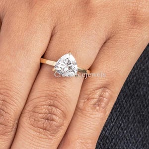 Pierścionek z Moissanite w Szlifcie Trylionowym, Pierścionek Zaręczynowy Solitaire, Obrączka Ślubna Comfort Fit, Minimalistyczny Pierścionek w Szlifcie Trylionowym, Pierścionek w Szlifcie Trylionowym 14K
