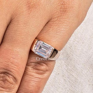 Anillo de Este a Oeste, solitario de 2,5 quilates con corte esmeralda, engaste de medio bisel, anillo de compromiso de Este a Oeste, oro macizo de 14 quilates con corte esmeralda.