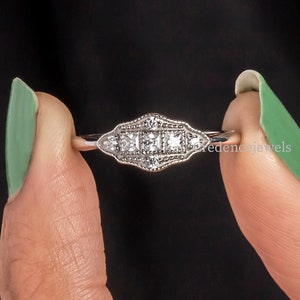 Anillo Art Déco vintage, anillo de compromiso, anillo moissanita princesa de tres piedras, anillo Art Déco con bisel milgrain, anillo minimalista, oro de 14K