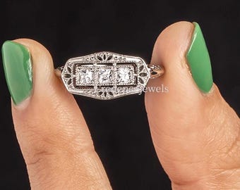 Anello Art Déco vintage, anello di fidanzamento, anello con tre pietre Princess Moissanite, anello minimalista Art Déco in filigrana con castone Milgrain, oro 14 carati