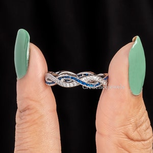 Trouwring met blauwe saffier en witte diamanten, gedraaide eeuwigheidsring, delicate in elkaar verstrengelde trouwring, 14-karaats gouden oneindigheidsring met gedraaide diamanten