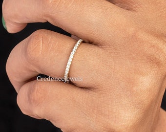 Banda de boda apilable de diamantes redondos, banda a juego minimalista, anillo de apilamiento, banda de bodas de eternidad, banda de diamantes mini delicada y delgada