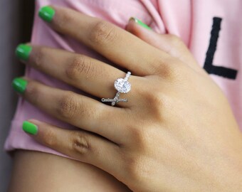 オーバルカットのモアッサナイトリング、ダブルクロウセットリング