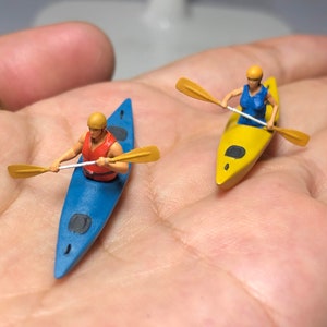 Figura de hombre y mujer en kayak, pintada a mano, escala HO 1/64, 1/43, 1/24 y 1/18, con gran detalle.