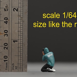 Man Taking Photo figure HO 1/64 1/43 1/24 1/18 Scale handpaint high detail