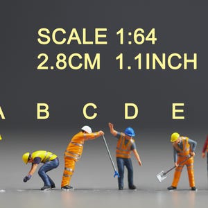 Puede incluir: Figuras en miniatura de trabajadores de la construcción en varias poses, con chalecos de seguridad y cascos. La imagen incluye el texto "SCALE 1:64 2.8CM 1.1INCH" sobre las figuras. Cada figura mide aproximadamente 2,8 cm de altura.
