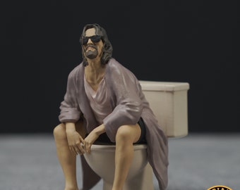 Könnte beinhalten: Eine Figur eines Mannes mit Sonnenbrille und Robe, der auf einer weißen Toilette sitzt. Die Figur ist aus Kunststoff und etwa 15 cm groß.