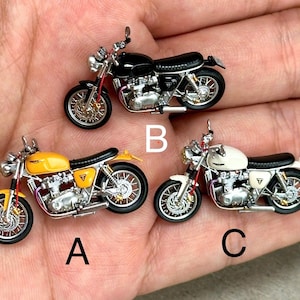 Motorcykelfigur i skala 1/64, handmålad med hög detaljrikedom