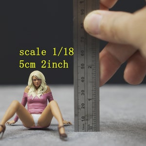 Sexy sitting girl figure handpaint high detail 1:18 to HO scale