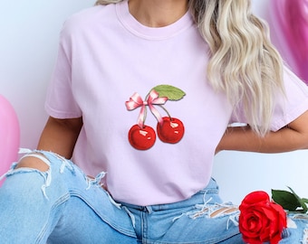 Camisa de coqueta de cereza, camiseta de moda con lazo rosa cereza, camisa de coqueta estética, regalo para ella, camisa de colores cómodos, linda camisa de cereza de moda