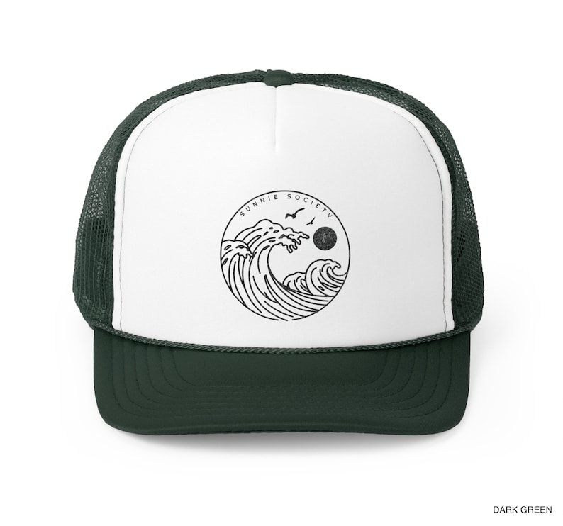 Pu&ograve; includere: Cappellino da camionista verde scuro e bianco con una grafica circolare di onde oceaniche, uccelli e un sole, con la scritta "SUNNIE SOCIETY". Il cappellino ha un retro in rete e una visiera curva.