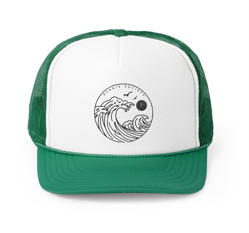Pu&ograve; includere: Cappellino da camionista verde e bianco con una grafica circolare di onde, un sole e uccelli. Il testo "SUNNIE SOCIETY" &egrave; sopra la grafica. Il cappellino ha una visiera verde e un retro in rete.