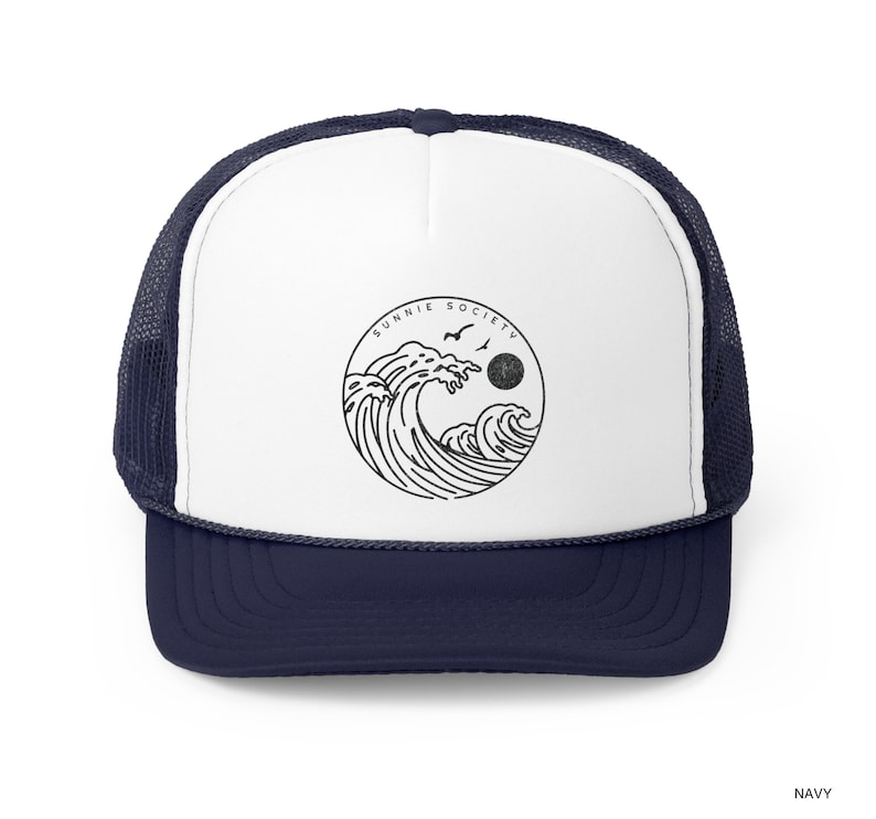 Pu&ograve; includere: Cappellino da camionista blu navy e bianco con una grafica nera di onde oceaniche, un sole e uccelli all'interno di un cerchio. Il testo "SUNNIE SOCIETY" &egrave; sopra la grafica. Il cappellino ha un retro in rete e una visiera curva.