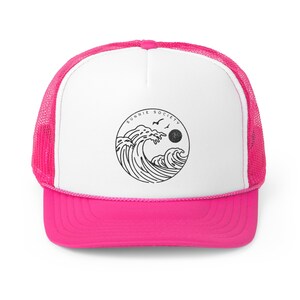 Pu&ograve; includere: Cappellino da camionista con pannello frontale bianco e visiera e retro in rete rosa acceso. Il cappellino presenta una grafica circolare con onde, uccelli, un sole e la scritta "SUNNIE SOCIETY".