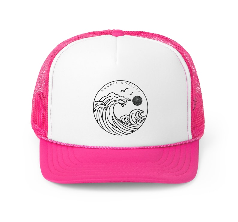 Pu&ograve; includere: Cappellino da camionista con pannello frontale bianco e visiera e retro in rete rosa acceso. Il cappellino presenta una grafica circolare con onde, uccelli, un sole e la scritta "SUNNIE SOCIETY".