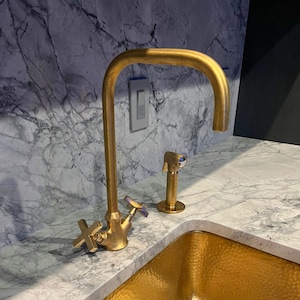 Brass 2-Handle Kitchen Sink Faucet with Side Sprayer Matte Finish Brass Faucet Bathroom Vanity Vessel Basin Tap Hot Cold Deck Mount Faucets