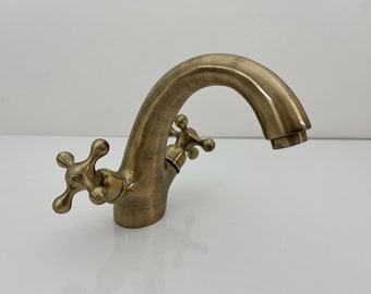 Grifo de lavabo de baño de bronce frotado con aceite Grifo de agua caliente y fría Perillas de doble cruz Grifo mezclador de latón antiguo Montaje en cubierta